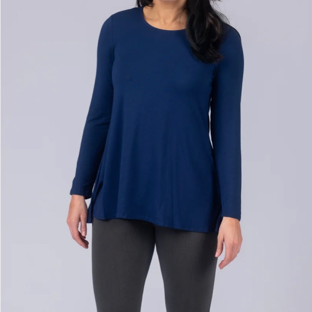 Long sleeve solid pleat back detain swing top